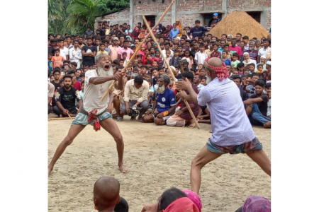 নওগাঁর আত্রাইয়ে গ্ৰাম বাংলার ঐতিহ্যবাহী লাঠি খেলা অনুষ্ঠিত 
